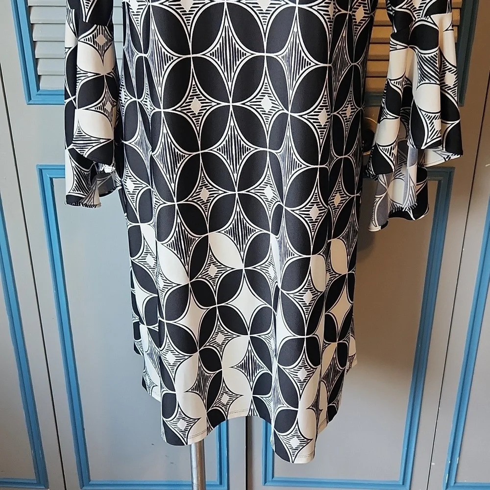 Roz & Ali Women’s Geometric Print Dress with Flare Sleeves - Picture 4 of 13